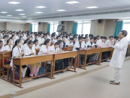 Professors in eight government medical colleges in the state have been absent for long periods of time without permission | वीस-वीस वर्षांपासून प्राध्यापक सेवेवर गैरहजर, शासकीय वैद्यकीय महाविद्यालयातील स्थिती