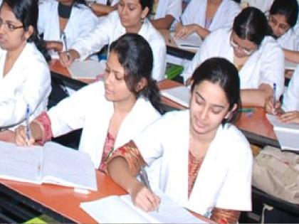 Increase in annual fees of all approved medical colleges across the country | अभिमत महाविद्यालयांतील वैद्यकीय शिक्षण झाले महाग; विद्यार्थी, पालकांची चिंता वाढली Increase in annual fees of all approved medical colleges across the country | अभिमत महाविद्यालयांतील वैद्यकीय शिक्षण झाले महाग; विद्यार्थी, पालकांची चिंता वाढली