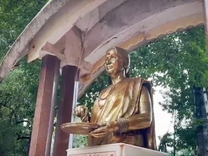 Paint thrown on Meenatai Thackeray's statue in Shivaji Park, Thackeray group aggressive, tension in Dadar | माँसाहेब मीनाताई ठाकरे यांच्या पुतळ्यावर रंग फेकला, ठाकरे गट आक्रमक, दादरमध्ये तणाव