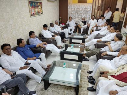 meeting of opposition party leaders | अधिवेशनाच्या पार्श्वभूमीवर, विरोधी पक्षातील गटनेत्यांची बैठक सुरू