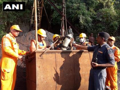 Expectations of miracles to happen to the relatives of the miners in Meghalaya | मेघालयात खाणीमध्ये अडकलेल्यांच्या नातेवाईकांना चमत्कार घडण्याची अपेक्षा