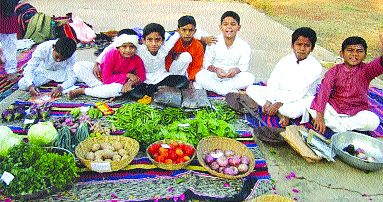 To give students practical knowledge, Mehta is filling up the school with Bhaji Mandai | विद्यार्थ्यांना व्यवहार ज्ञान देण्यासाठी मेहता शाळेत भरत असते भाजी मंडई