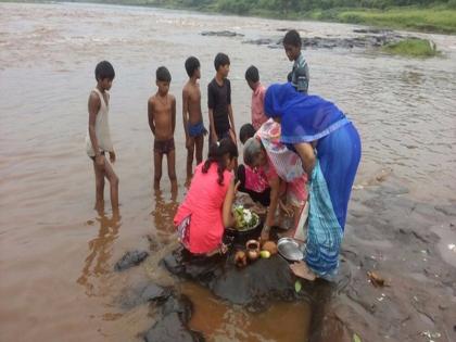 Rain return; After two months water to Melghat river banks | पावसाचे पुनरागमन; दोन महिन्यांनंतर मेळघाटच्या नदी नाल्यांना पाणी