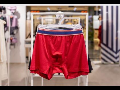 Mens health : embarrassing underwear questions | पुरूषांना अंडरविअरबाबत या गोष्टी माहीत असाव्यात, नाही तर होऊ शकतं नुकसान