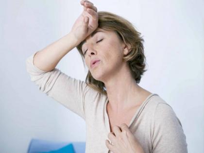 The symptoms of the menopause are hot flashes | मोनोपॉज दरम्यान अनेक महिलांमध्ये उद्भवते हॉट फ्लॅशची समस्या; जाणून घ्या सविस्तर