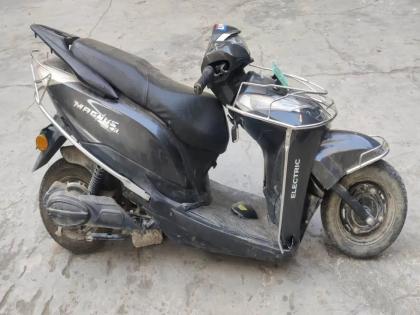 Two pieces of running electric scooty; Refusal of the insurance company to pay the claim | धावत्या इलेक्ट्रिक स्कूटीचे दोन तुकडे; विमा कंपनीचा क्लेम देण्यास नकार