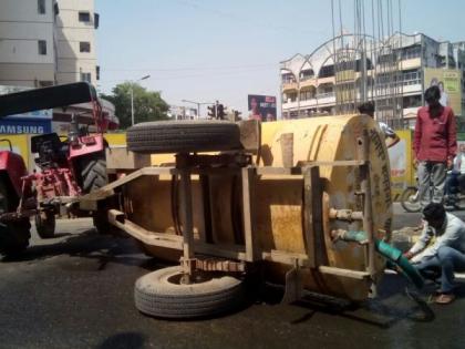 In Nagpur, the iron pole of the metro fell on the car | नागपुरात  मेट्रो खांबाचे लोखंड कारवर पडले