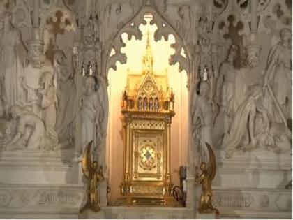 15 crore gold tabernacle stolen from brooklyn church | चोरांनी गायब केला 15 कोटी रूपयांचा सोन्याचा पवित्र बॉक्स, कुणलाही लागली नाही खबर...