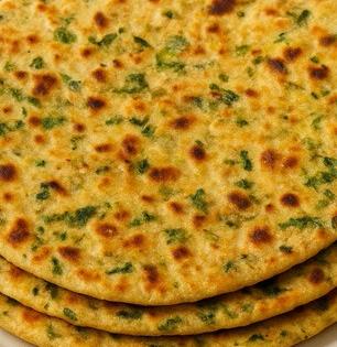 मेथीचे पराठा करताना ‘असं’ भिजवा पीठ, कडसरपणा कमी होऊन मेथी पराठे होतील खमंग