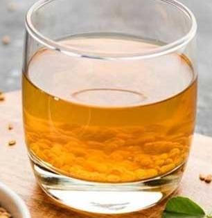 एकदा मेथीच्या पाण्याने धुवून बघा केस, केसांच्या कितीतरी समस्या झटक्यात होतील दूर - पाहा योग्य पद्धत