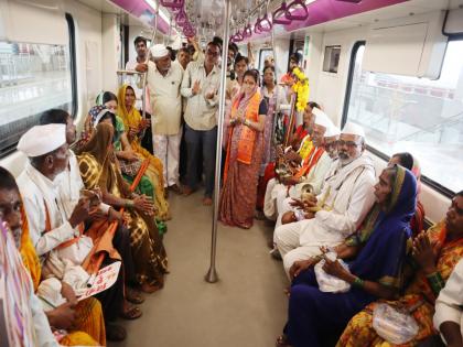 metro safari of Varakri in Pune for sant dnyaneshwar and tukaram maharaj sohala | Pune Metro: विठू नामाचा जयघोष...टाळ मृदुंगाचा गजर, पुण्यात वारकऱ्यांची मेट्रो सफारी