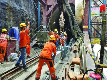  Due to the debris of the metro, the fear of tumbling of rain water channels, new pits | मेट्रोच्या डेब्रिजमुळे पर्जन्य जलवाहिन्या तुंबण्याची भीती, महापालिकेसमोर नवा पेच