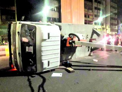 Nagpur Metro crane suddenly overturned: Big disaster averted | नागपुरात अचानक उलटली मेट्रोच्या कामातील क्रेन: मोठा अनर्थ टळला