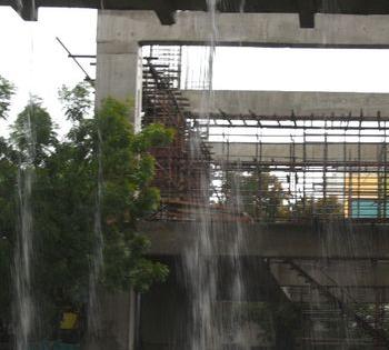 Rainwater leak from metro bridge | मेट्रो पुलावरून पावसाच्या पाण्याची गळती