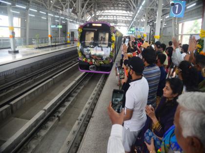 In just 8 days since the launch of Pune Metro 2 lakh passengers and 32 lakh revenue' | Pune Metro: पुणे मेट्रो सुरु झाल्यापासून अवघ्या ८ दिवसात '२ लाख प्रवासी अन् ३२ लाखांची कमाई'