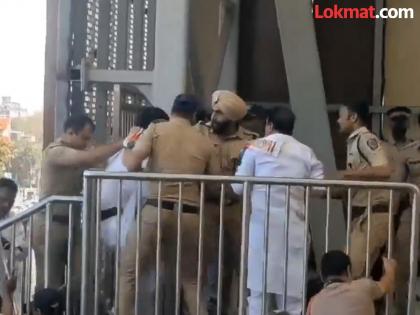 Sharad Pawar NCP workers blocked the metro in Pune Arrested by the police | पुण्यात शरद पवारांच्या राष्ट्रवादीच्या कार्यकर्त्यांनी मेट्रो अडवली..! पोलिसांकडून धरपकड Sharad Pawar NCP workers blocked the metro in Pune Arrested by the police | पुण्यात शरद पवारांच्या राष्ट्रवादीच्या कार्यकर्त्यांनी मेट्रो अडवली..! पोलिसांकडून धरपकड