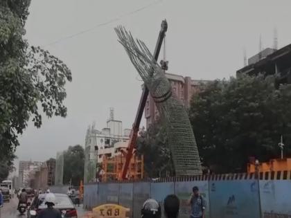 Big Tragedy Avoided! The Sion-Panvel Highway Metro Bridge part collapsed | Video : मोठी दुर्घटना टळली! सायन-पनवेल हायवेवर मेट्रो पुलाचा सांगाडा कोसळला