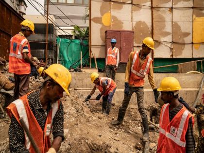 250 migrant workers arrive in Mumbai to speed up metro project; some brought to Mumbai by plane | मेट्रो प्रकल्पाला गती देण्यासाठी २५० परप्रांतीय मजूर मुंबईत दाखल; काहींना विमानाने मुंबईत आणले 250 migrant workers arrive in Mumbai to speed up metro project; some brought to Mumbai by plane | मेट्रो प्रकल्पाला गती देण्यासाठी २५० परप्रांतीय मजूर मुंबईत दाखल; काहींना विमानाने मुंबईत आणले
