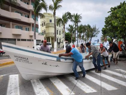 Hurricane Franklin makes landfall on coast of Mexico | फ्रॅंकलिन वादळ धडकले मेक्सिकोच्या किनाऱ्यावर