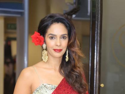 Mallika Sherawat: मर्डर गर्ल मल्लिका शेरावत नो-मेकअप लूकमध्ये दिसते तितकीच सुंदर, पूल जवळचे फोटोशूट चर्चेत