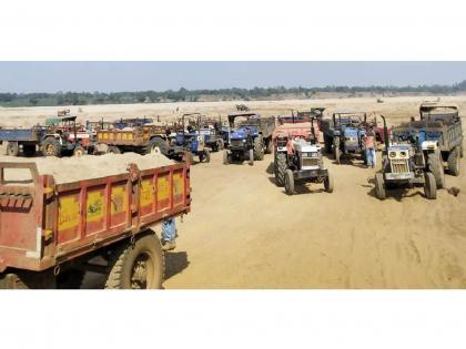 21 tractors caught smuggling sand from Wainganga river bed of Mahalgaon | वैनगंगा नदी पात्रातून रेतीची तस्करी करणारे २१ ट्रॅक्टर पकडले; १.२७ कोटींचा माल जप्त