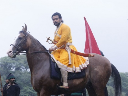 Actor Amol Kolhe performed the horse ride in the river | अभिनेता अमोल कोल्हेने केली नदीच्या पुरात घोडेस्वारी