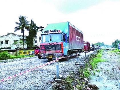 Traffic plying on the Mumbai-Goa National Highway, Khadek Khade on the road | मुंबई-गोवा राष्ट्रीय महामार्गावर वाहतूककोंडी, मार्गावर खड्डेच खड्डे