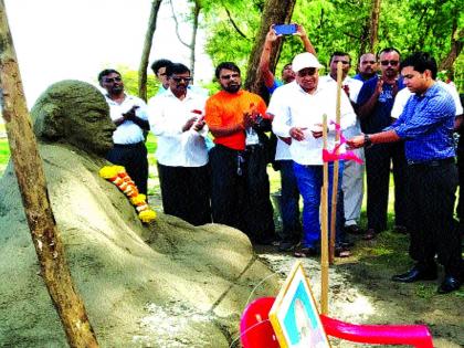  Bapu's sandstone is decorated in honor of Gandhi's birth anniversary | गांधी जयंतीनिमित्त डहाणूत साकारले बापूंचे वाळूशिल्प