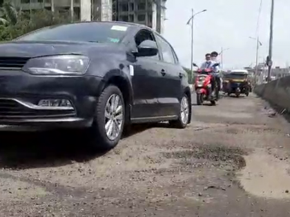 Pothole on flyover in Bhiwandi despite spending Rs 7 crore; Demand for action against the contractor | 7 कोटी खर्च करुनही भिवंडीतील उड्डाणपुलावर खड्डयांचे साम्राज्य; ठेकेदारावर कारवाईची मागणी 