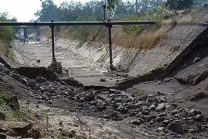  Pray for the water of 'Mhaysal' in a dry canal - Bhaga Ghala: Water Resistance Agitation | ‘म्हैसाळ’च्या पाण्यासाठी कोरड्या कालव्यात भजन -- बेडगला धरणे : पाणी न सोडल्याचा आंदोलनचा इशारा