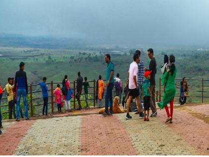 A crowd of tourists to enjoy the natural beauty of Maisamal | म्हैसमाळयेथील निसर्ग सौंदर्याचा आस्वाद घेण्यासाठी पर्यटकांची गर्दी