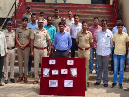 Bullion of Mhaswad robbed the bullion of Akluj, 18 lakhs worth of goods seized in satara district | म्हसवडच्या सराफानेच लुटले अकलूजच्या सराफाला, चौघांना अटक; १८ लाखांचा मुद्देमाल जप्त