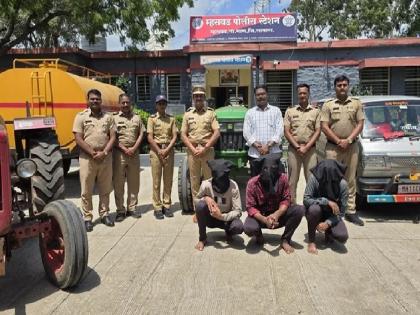 Mhaswad police checked more than fifty CCTV footages and traced the tractor thief | Satara Crime: पन्नासहून अधिक सीसीटीव्ही फुटेज तपासून घेतला ट्रॅक्टर चोरट्याचा माग, तिघांना अटक