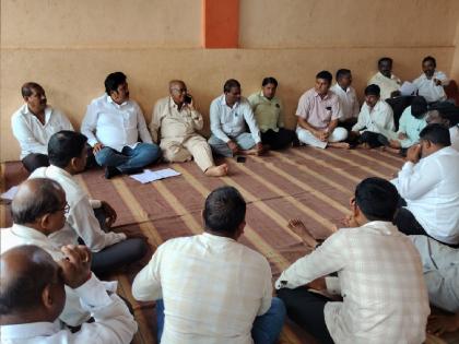 then allow us to go to Karnataka villagers in Mhakwe Kolhapur district are aggressive | ..तर आम्हाला कर्नाटकात जाण्याची परवानगी द्या, कोल्हापूर जिल्ह्यातील म्हाकवेमधील ग्रामस्थ आक्रमक 