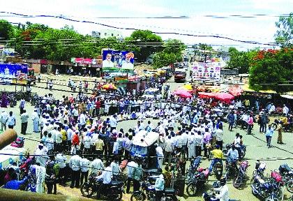 Participants in front-of-hundreds farmer agitation in Mhaswad for Urmodi water | उरमोडीच्या पाण्यासाठी म्हसवडमध्ये मोर्चा-शेकडो शेतकरी आंदोलनात सहभागी