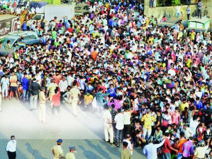 Thousands of laborers flock outside Bandra station; Three-thirds of the shutdown | हजारो मजुरांच्या गर्दीने वांद्रे स्टेशनबाहेर गोंधळ; संचारबंदीचे तीनतेरा