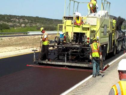 now the lifespan of roads will increase use of micro surfacing on east west expressway in mumbai | आता रस्त्यांचे आयुर्मान वाढणार; पूर्व, पश्चिम द्रुतगती मार्गावर ‘मायक्रो सरफेसिंग’चा वापर