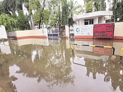 Heavy rains also hit MIDCs in Marathwada, work in many companies came to a standstill due to water intrusion | अतिवृष्टीचा मराठवाड्यातील एमआयडीसींनाही फटका, पाणी शिरल्याने अनेक कंपन्यांतील काम ठप्प