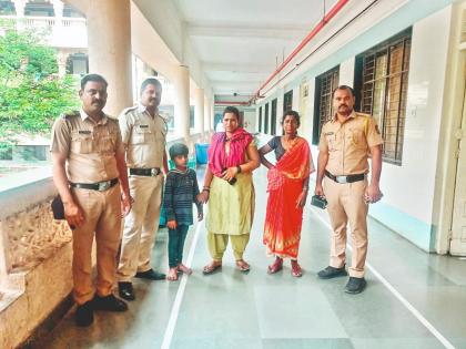 pimpari-chinchwad A lost toddler rests in his mother arms Talegaon MIDC police on alert | ..अन् हरवलेला चिमुकला विसावला आईच्या कुशीत;तळेगाव एमआयडीसी पोलिसांची कार्यतत्परता pimpari-chinchwad A lost toddler rests in his mother arms Talegaon MIDC police on alert | ..अन् हरवलेला चिमुकला विसावला आईच्या कुशीत;तळेगाव एमआयडीसी पोलिसांची कार्यतत्परता