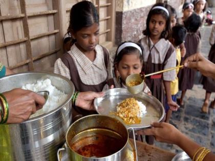 11-Year-Old Beaten Up With Iron Rod By School Principal For Complaining About Quality Of Mid-Day Meal | माध्यान्ह भोजनाबद्दल तक्रार केली म्हणून मुख्याध्यापिकेची 11 वर्षाच्या मुलाला लोखंडी रॉडने मारहाण