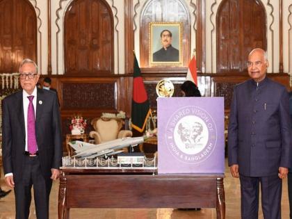 ramnath Kovind presents replica of 1971 era MiG 21 aircraft to Bangladesh counterpart Hamid | याला म्हणतात जखमेवर मीठ! बांगलादेशच्या बर्थडेला भारताकडून स्पेशल गिफ्ट; पाकिस्तान संतापणार? 