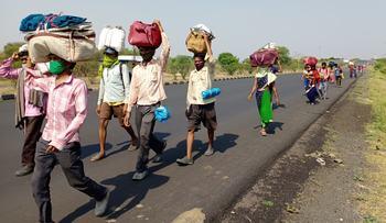 Migration of workers for fear of lockdown, trains going abroad are full | लॉकडाऊनच्या भीतीने मजुरांचे स्थलांतर, परप्रांतात जाणाऱ्या गाड्या फुल्ल