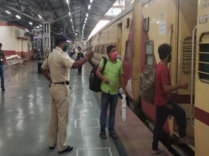 His face smile up when he saw the' bag' | अन् बसमध्ये विसरलेली आयुष्याची 'पुंजी' पुन्हा पाहताच 'त्या' कुटुंबाचे चेहरे उजळले