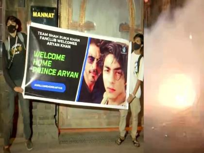 Fans of actor Shah Rukh Khan celebrate outside his residence 'Mannat' in Mumbai after Bombay High Court granted bail to his son Aryan | वेलकम होम आर्यन, मन्नत बंगल्याबाहेर झळकले पोस्टर; शाहरुख खानच्या चाहत्यांनी फटाकेही फोडले