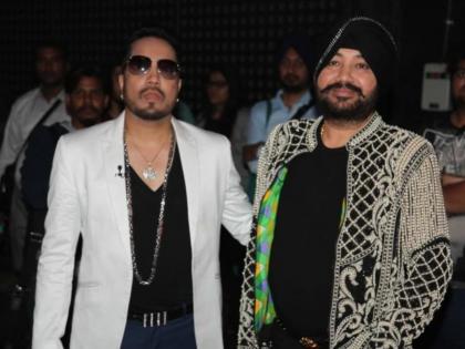 Mika Singh is still unmarried because of Daler Mehndi; Allegations against brother | दलेर मेहंदीमुळे मिका सिंग अजूनही आहे अविवाहित?; भावावर केला आरोप