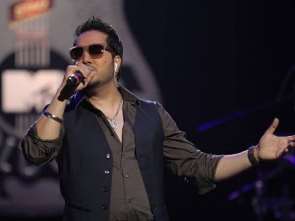 Famous singer Mika Singh suffering through throat infection bears severe loss | प्रसिद्ध गायक मिका सिंगच्या घशाला इन्फेक्शन, परदेशातील शो रद्द केल्याने कोटींचे नुकसान