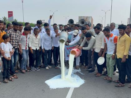 Rise the rates or pay the debt yourself milk spilled on the road Highway blocked in Solapur | 'दरवाढ करा अन्यथा कर्ज तुम्हीच भरा,' रस्त्यावर ओतले दूध; सोलापूरात महामार्ग रोखला