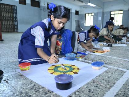 Students got to know the world of fireflies from nature fair, students drew rangoli of millets | निसर्गमेळ्यातून विद्यार्थ्यांनी जाणून घेतली काजव्यांची दुनिया, विद्यार्थ्यांनी काढली मिलेट्सची रांगोळी