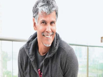 Milind Soman learnt driving at 54 | मिलिंद सोमणने या वयात केले पहिल्यांदाच हे काम, पाहून पत्नी देखील झाली हैराण