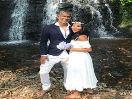 Model-Actor Milind Soman and Ankita Konwer again got married | 300 किमी पायी चालत जाऊन 'इथे' पुन्हा मिलिंद-अंकिताने केलं लग्न, फोटो व्हायरल